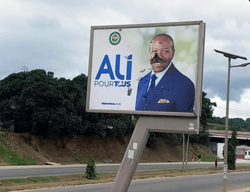 Un panneau publicitaire vandalisé de l'ex-président gabonais Ali Bongo est visible à Libreville.(Photo AP)