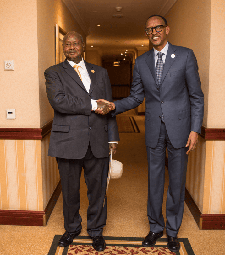 President Kagame meets Ugandan President Yoweri Museveni in Addis Ababa, 30 January 2018.