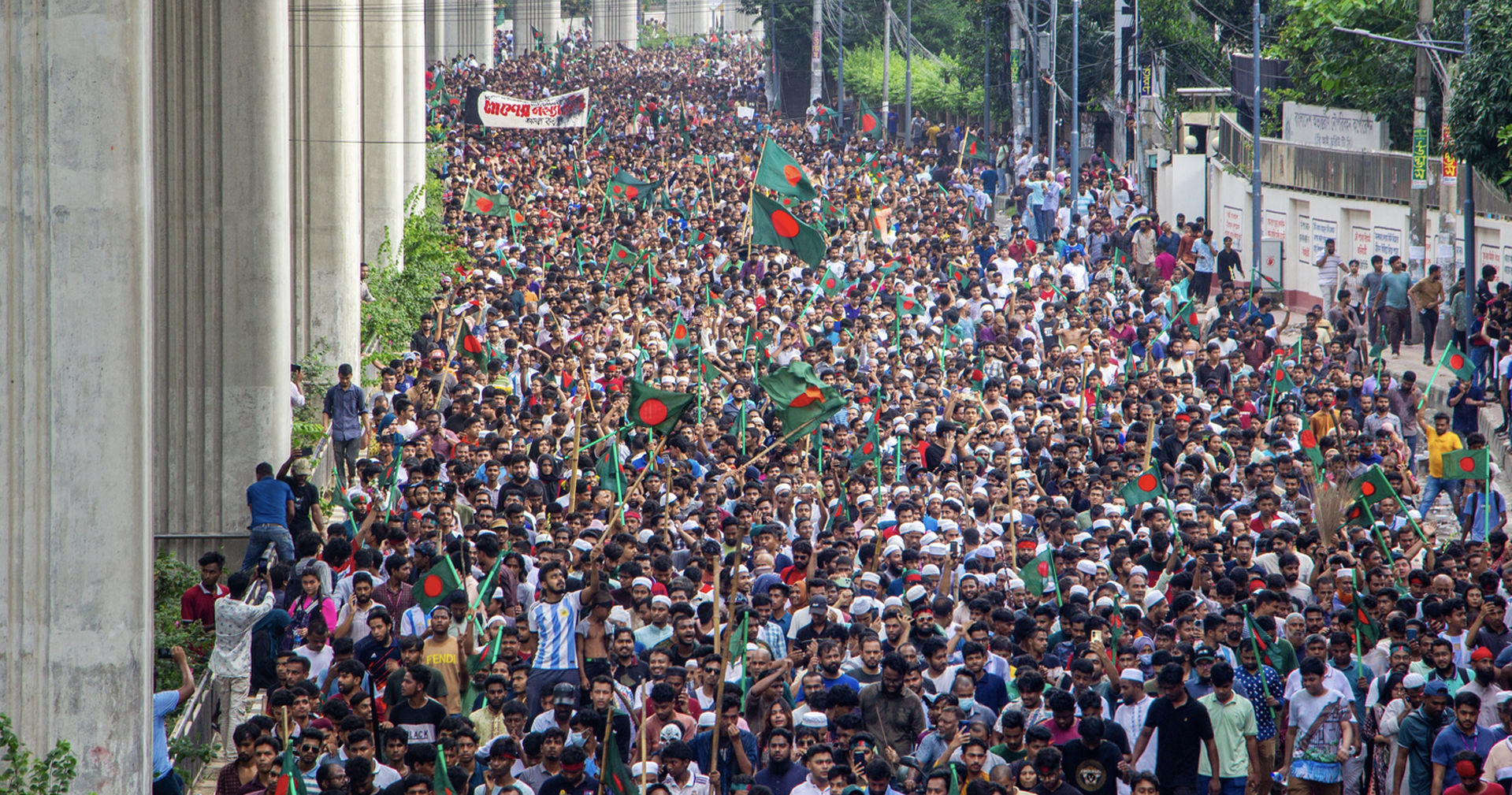Victory march after Sheikh Hasina's escape on August 5, 2024 © Wikimedia Commons/ Rayhan 9d