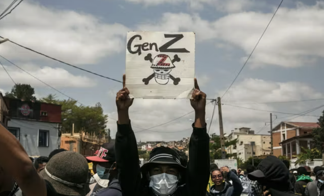 A young protester holds up a placard showing his affiliation with the movement leading the struggle. Antananarivo, Madagascar, 27:09:2025 ©AFP - Rijasolo