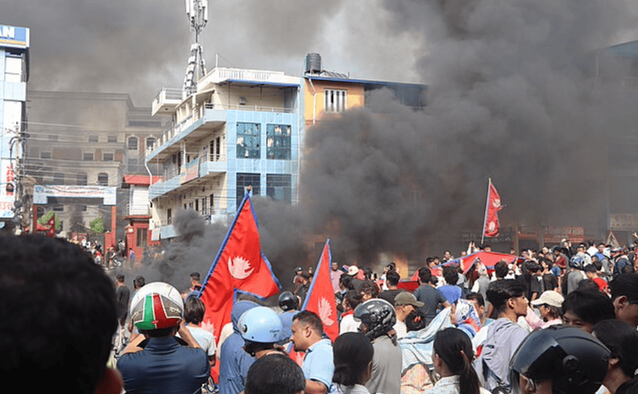 Manifestants népalais de la génération Z devant le bureau de Bharatpur mahanagarpalika, le 9 septembre 2025.