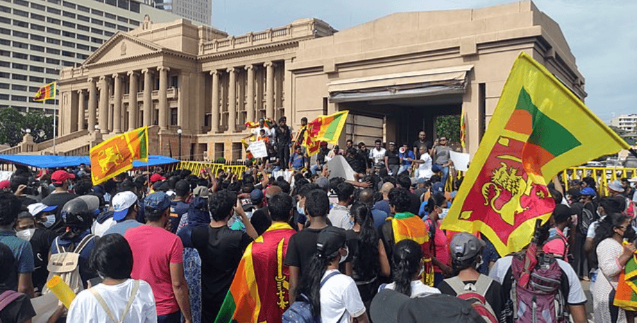 Manifestation antigouvernementale au Sri Lanka le 13 avril 2022 devant le Secrétariat présidentiel.