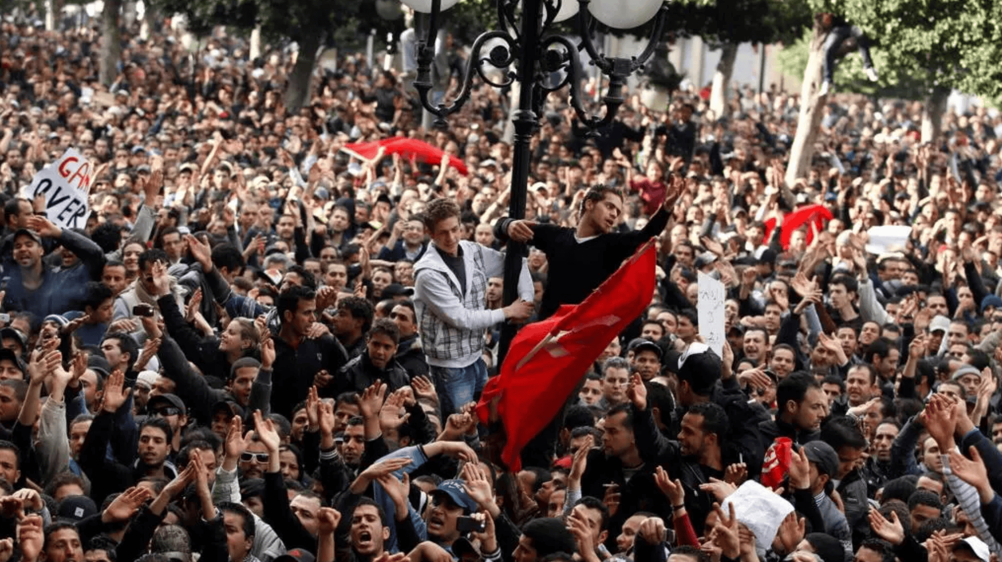 La foule manifeste contre le régime de Ben Ali, à Tunis, le 14 janvier 2011. REUTERS
