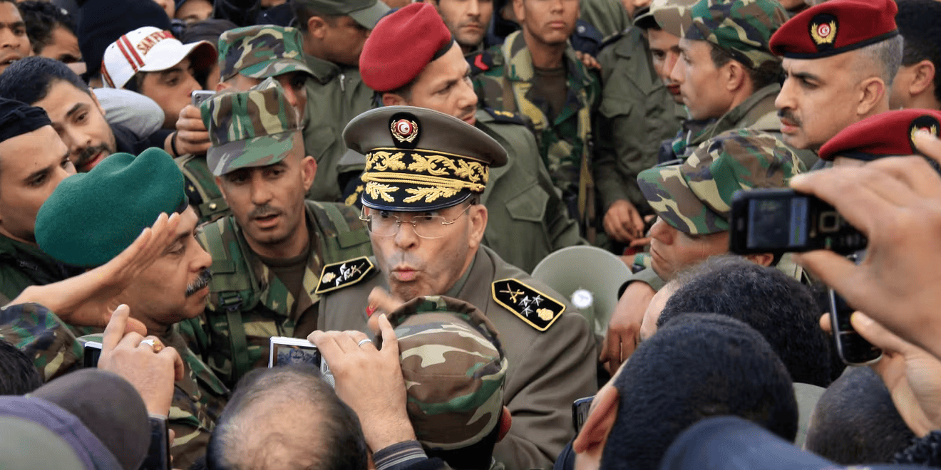 Le général Rachid Ammar s'adressant à la foule. REUTERS
